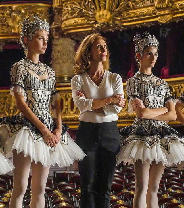 Madame Carré und ihre Ballettschülerinnen schauen dem Team von Armando Castillo zu, das eine moderne Version einer Szene aus dem Ballett „Der Nussknacker“ präsentiert.