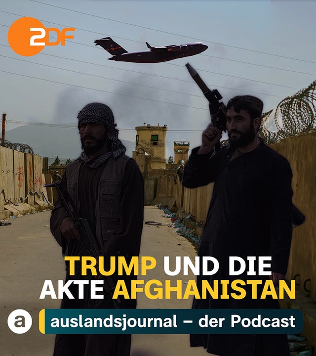 Im Vordergrund stehen zwei Taliban-Kämpfer mit Gewehren zwischen hohen Mauern mit Stacheldraht, im Hintergrund Rauchwolken und zwei Flughafen-Türme, oben in der Bildmitte ein Flugzeug im Steigflug.