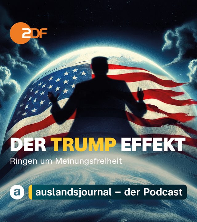 Donald Trump als Schatten mit erhobenen Händen, dahinter Weltkugel mit zerfetzter US-Flagge und dunkle Wolken, unten Schriftzug: "Der Trump Effekt - Ringen um Meinungsfreiheit" 
