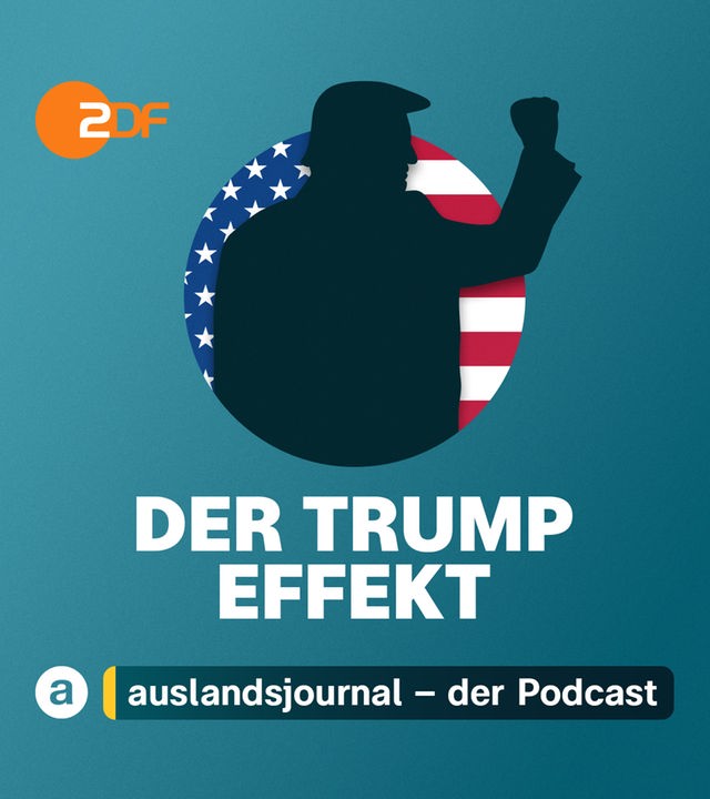 Donald Trump mit erhobener Faust als Schattenriss vor US-Flagge, darunter Schriftzug: "Der Trump Effekt - Wie wir arbeiten", daneben Foto von Donald Trump im Gespräch mit Reportern 