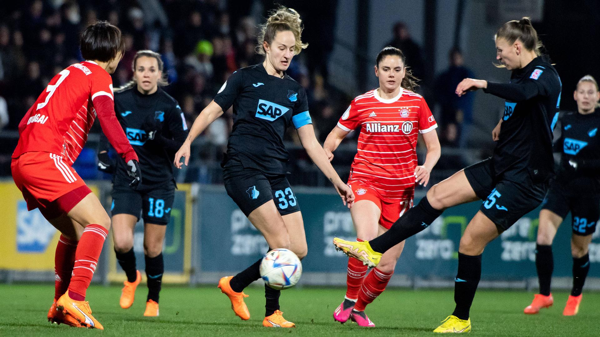 28.02.2023, Hoffenheim: Fabienne Dongus und Melissa Koessler (beide TSG Hoffenheim) im Zweikampf mit Saki Kumagai und Sarah Zadrazil (beide FC Bayern München)