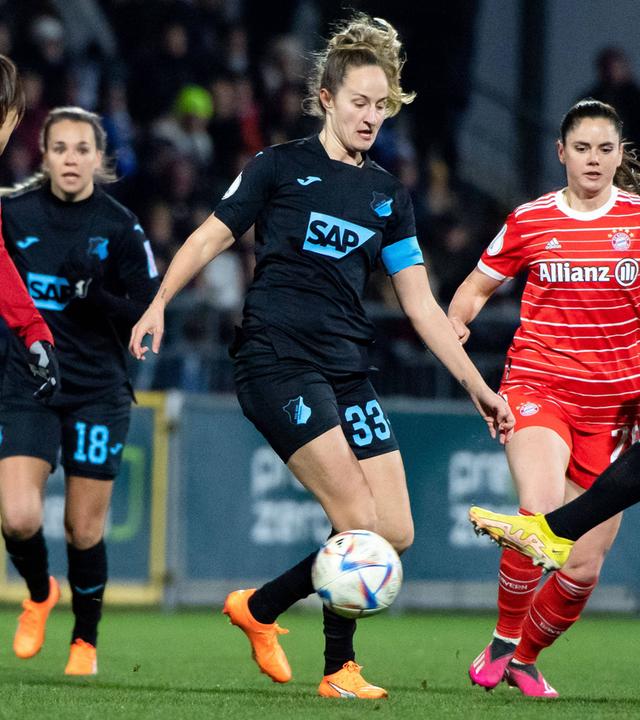 28.02.2023, Hoffenheim: Fabienne Dongus und Melissa Koessler (beide TSG Hoffenheim) im Zweikampf mit Saki Kumagai und Sarah Zadrazil (beide FC Bayern München)