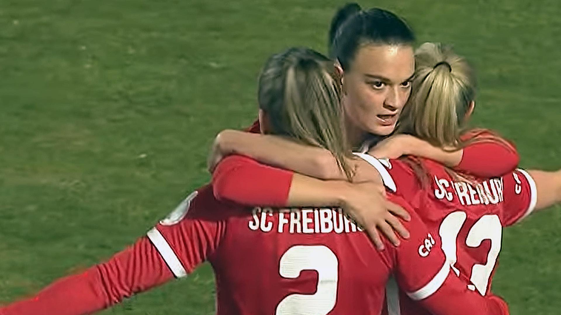 28.02.2023, Jena: Freiburgs Spielerinnen freuen sich nach einem Tor gegen Carl Zeiss Jena