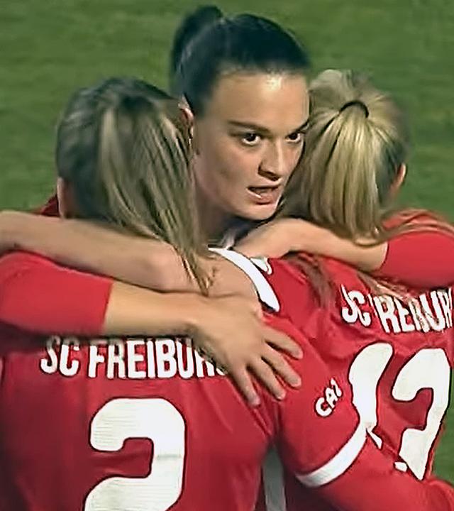 28.02.2023, Jena: Freiburgs Spielerinnen freuen sich nach einem Tor gegen Carl Zeiss Jena