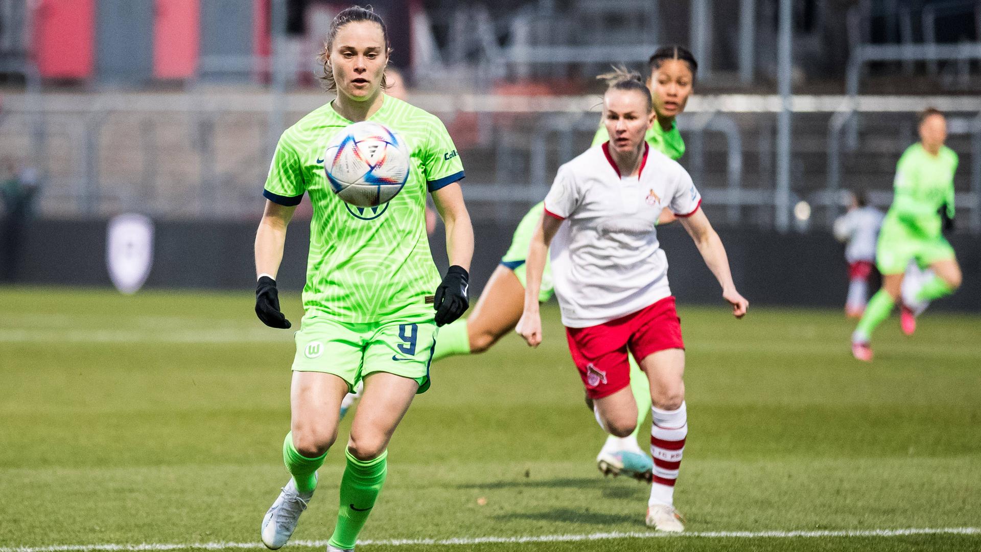 28.02.2023, Köln: Ewa Pajor (l., VfL Wolfsburg) und Laura Donhauser (1. FC Köln) in Aktion