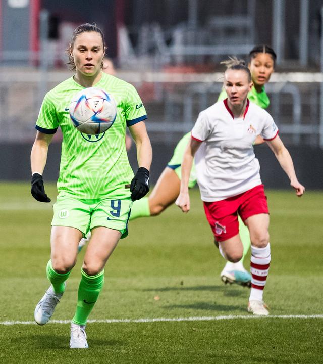 28.02.2023, Köln: Ewa Pajor (l., VfL Wolfsburg) und Laura Donhauser (1. FC Köln) in Aktion