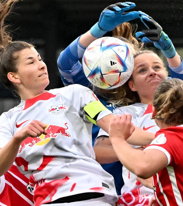 16.04.2023, Leipzig: Torhüterin Lena Nuding (SC Freiburg) entschärft hier eine Ecke der Leipzigerinnen