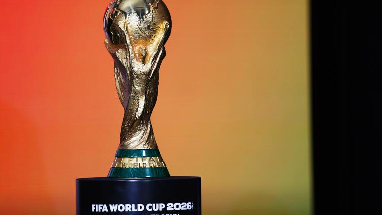 Ein Pokal der FIFA Fussball-Weltmeisterschaft wird auf der Bühne präsentiert.