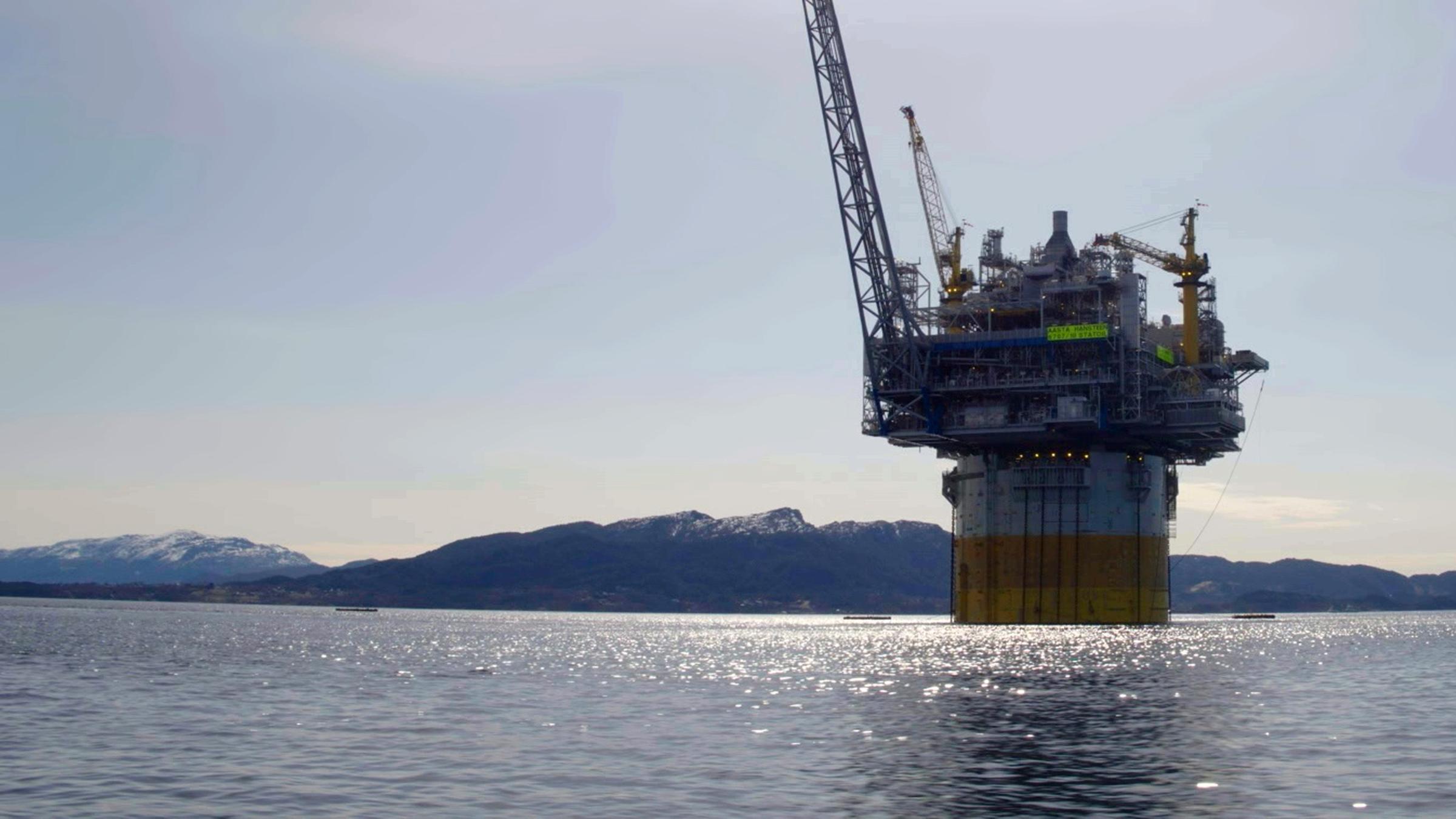 "Poker ums Öl": Eine Ölpumpe in einer wüstenähnlichen Landschaft.