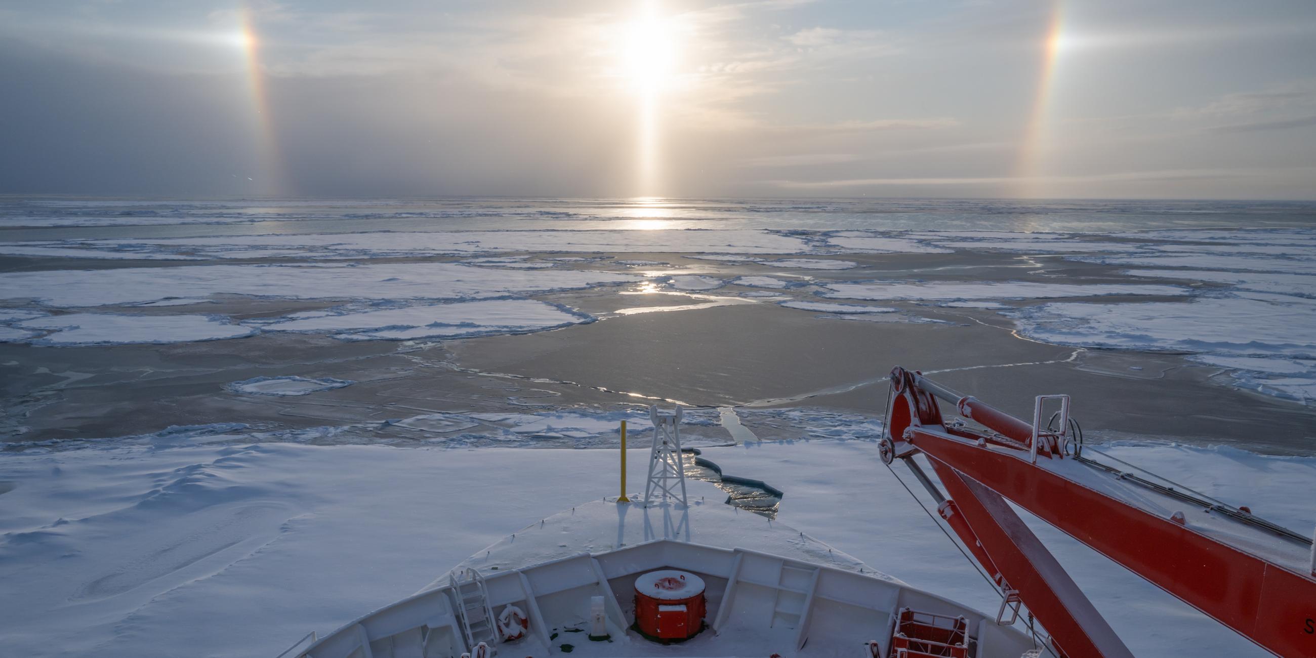 Aussicht auf Eis und Meer mit Lichteffekt von der Polarstern aus.