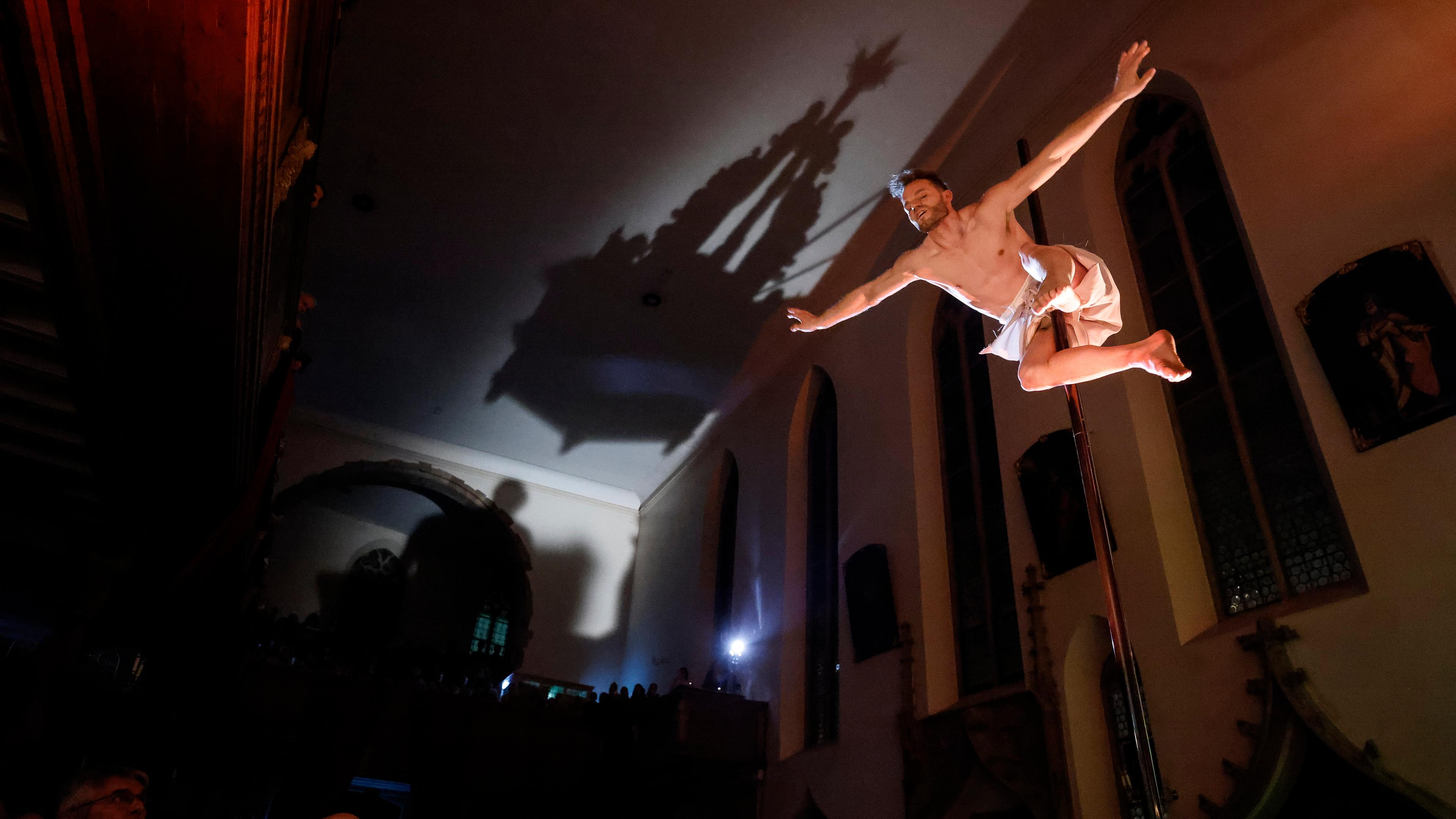Pole-Dance-Europameister Vincent Grobelny führt am 29. 3. 2023 Pole-Dance-Akrobatik in der Saint-Guillaume-Kirche in Straßburg, Frankreich, auf. 