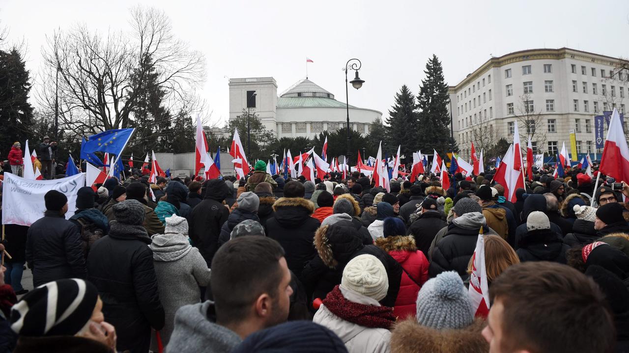 Proteste in Polen Regierung lenkt ein ZDFheute