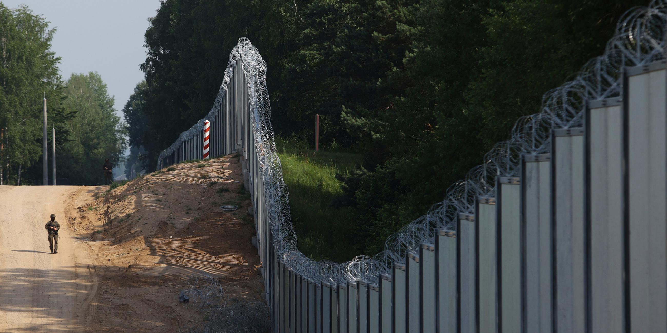 Archiv: Ein polnischer Grenzschutzbeamter am 30.062022 an der Grenze zwischen Polen und Belarus.