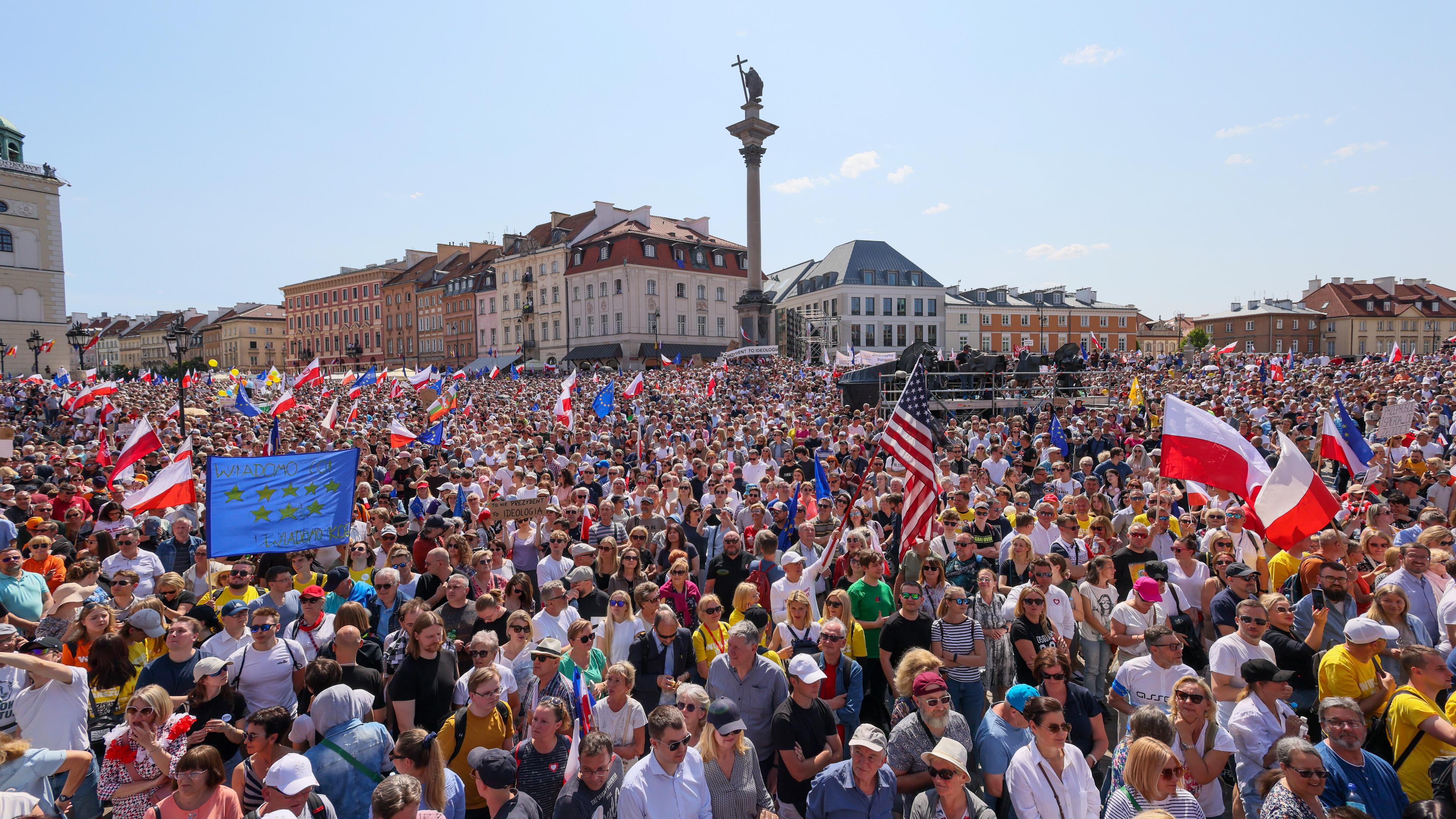 In Warschau sind am Sonntag viele Menschen auf die Straße gegangen, um gegen die National-konservative Regierung zu protestieren. 