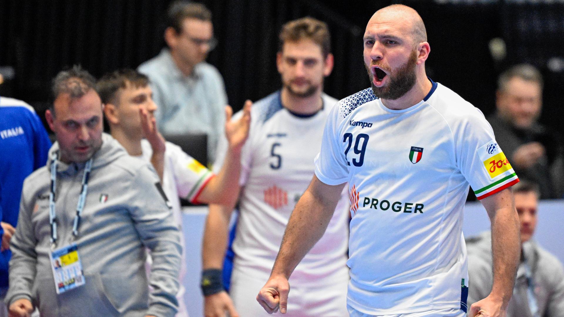 Handball-EM, Polen - Island: Islands Torhüter Viktor Hallgrimsson macht einen Hampelmann, um einen Wurf von Maciej Gebala abzuwehren.