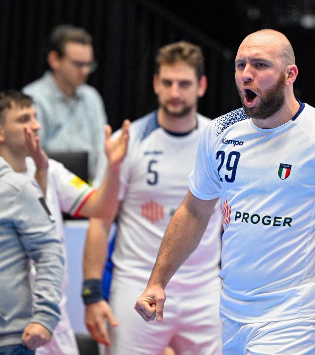 Handball-EM, Polen - Island: Islands Torhüter Viktor Hallgrimsson macht einen Hampelmann, um einen Wurf von Maciej Gebala abzuwehren.