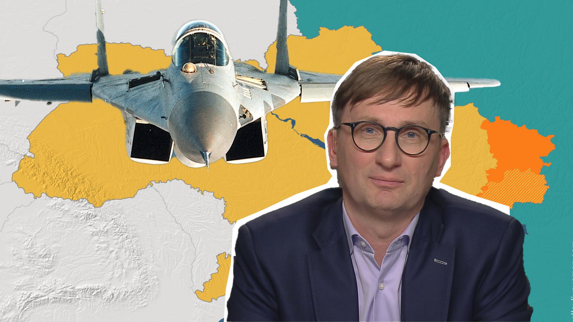 Im rechten Vordergrund ist ein Standbild des Militärexperten Prof. Sönke Neitzel zu sehen; im linken Hintergrund ein Kampfjet des Typs MiG-29 und dahinter eine grafische Landkarte der Ukraine. 