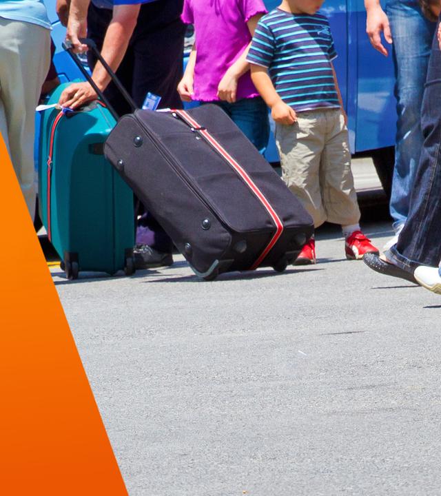 Warum Polen als Fachkräfte Deutschland wieder verlassen: Perspektive von unten: viele Beine und Koffer