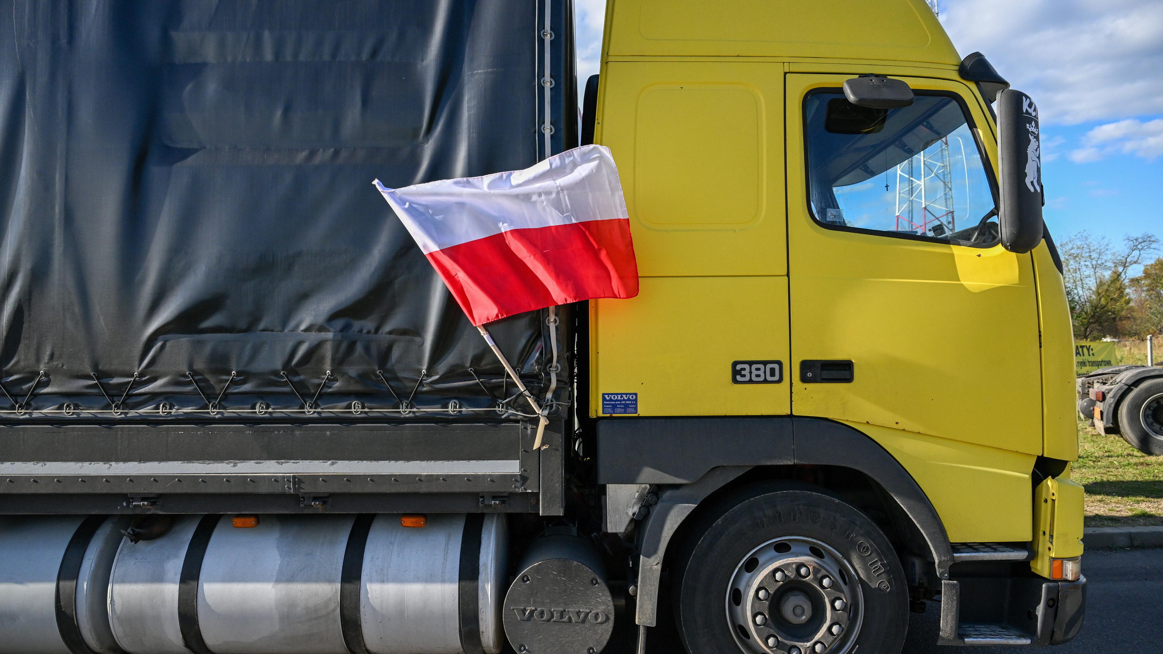 Ein Lastwagen mit polnischer Flagge nimmt an einem Protest polnischer Lastwagenfahrer teil, der die polnisch-ukrainische Grenze im Dorf Korczowa im Südosten Polens blockiert.