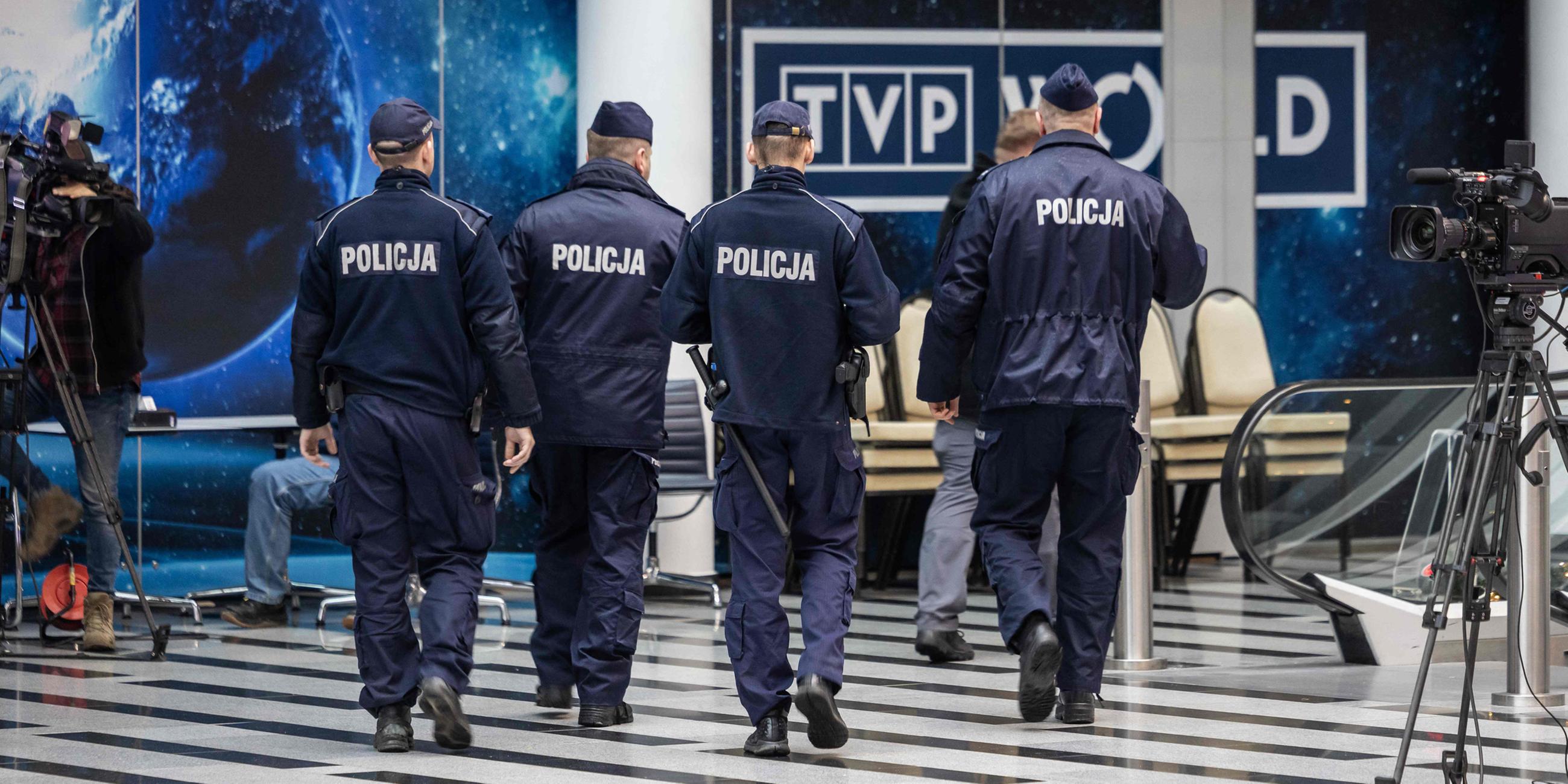 Polizisten in einem TV-Gebäude in Warschau