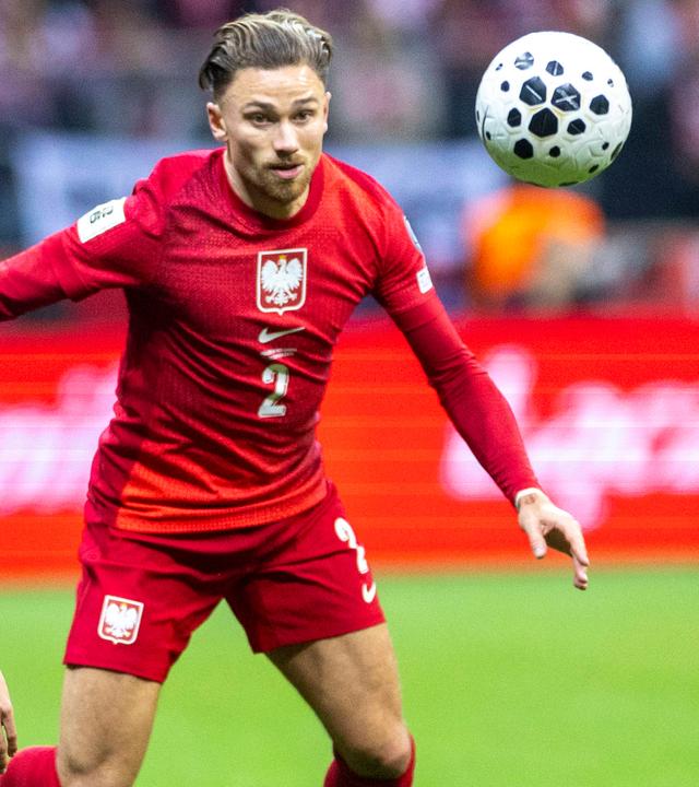 Micky van de Ven und Matty Cash befinden sich im Zweikampf und wollen jeweils den Ball behaupten