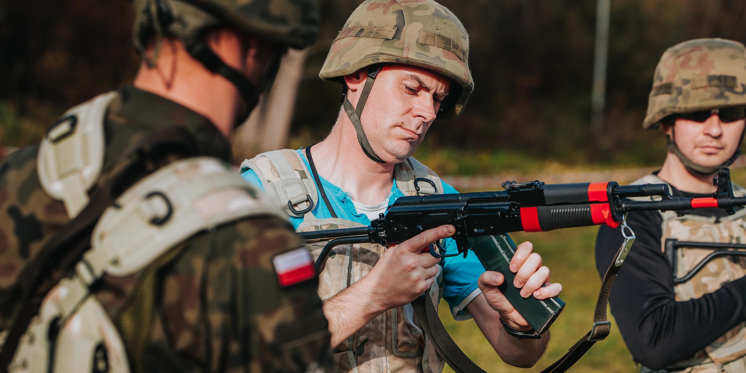 Polen, Breslau: Zivilisten erlernen den Umgang mit Waffen bei einem eintägigen Kurs "Trainiere mit der Armee".