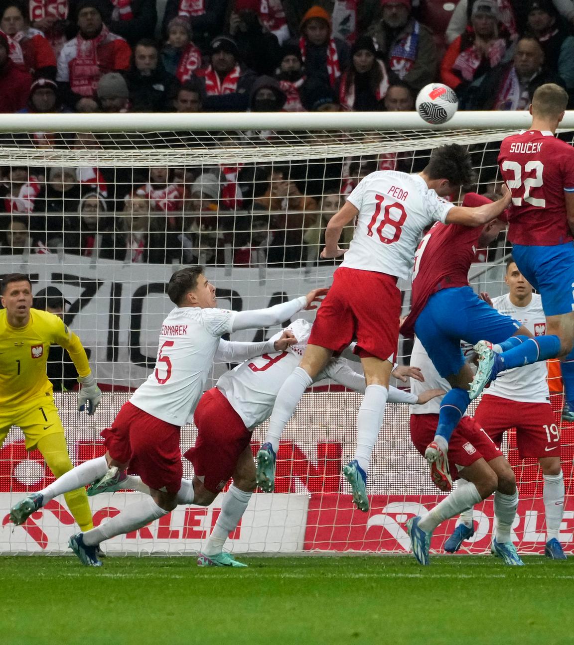 Straufraumszene beim EM-Quali-Spiel Polen gegen Tschechien.