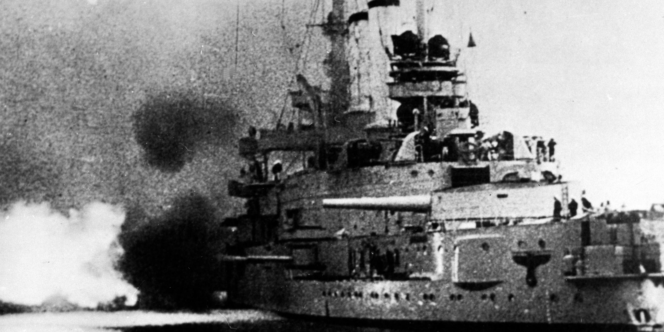 Archiv: Das deutsche Linienschiff "Schleswig- Holstein" beschießt am Morgen des 01.09.1939 die Westerplatte bei Danzig