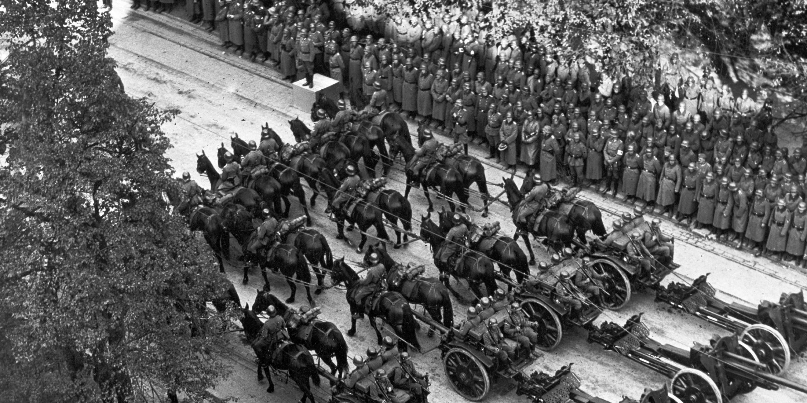 "Polenfeldzug (2) Der Überfall": Truppenparade der Wehrmacht in Warschau - 1939
