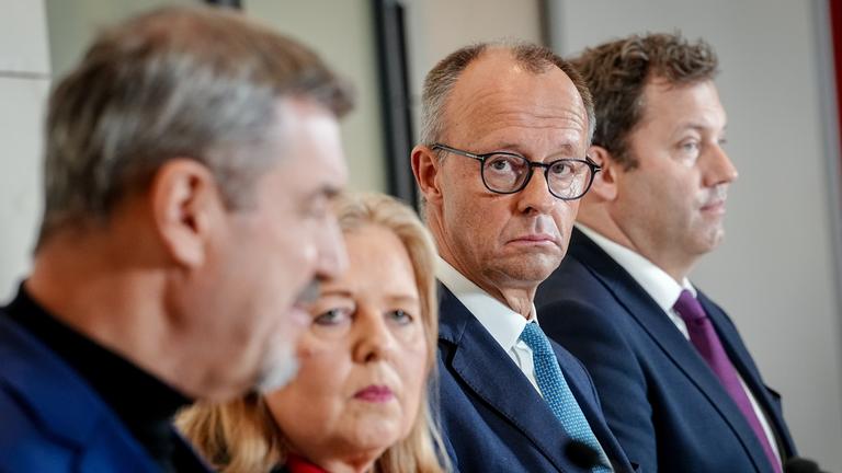 Markus Söder, Ministerpräsident von Bayern, Bärbel Bas, Bundesministerin für Arbeit und Soziales, Bundeskanzler Friedrich Merz und Lars Klingbeil, Bundesminister der Finanzen.