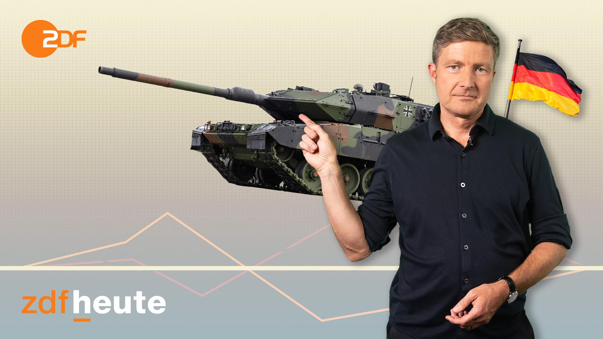 Der Moderator zeigt auf ein Bild eines Panzers in seinem Hintergrund. Rechts ist eine Deutschlandfahne über seiner Schulter abgebildet.