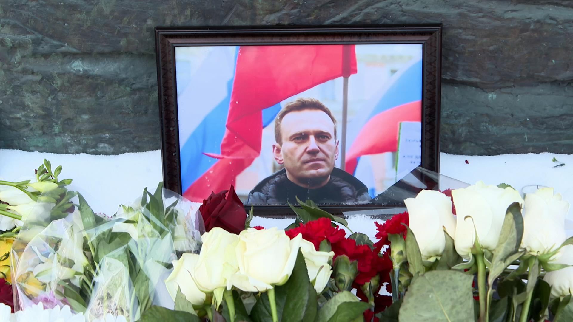 Vor einem Bild des verstorbenen Kremlkritikers Alexej Nawalny wurden Blumen abgelegt.