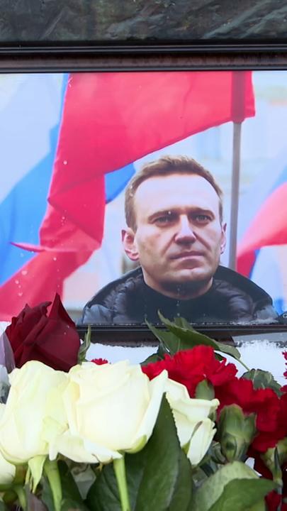 Vor einem Bild des verstorbenen Kremlkritikers Alexej Nawalny wurden Blumen abgelegt.