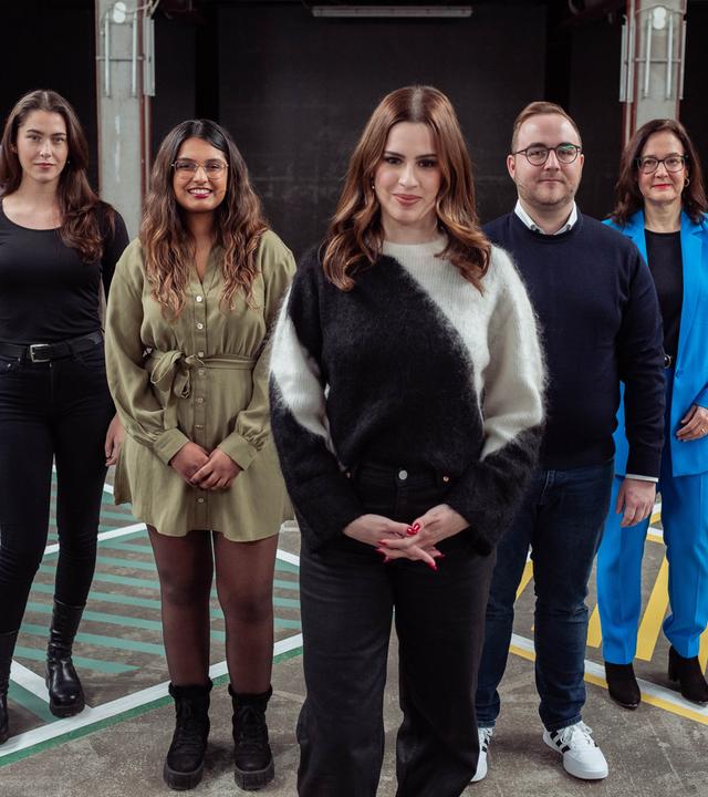 Host Salwa Houmsi mit Gästen