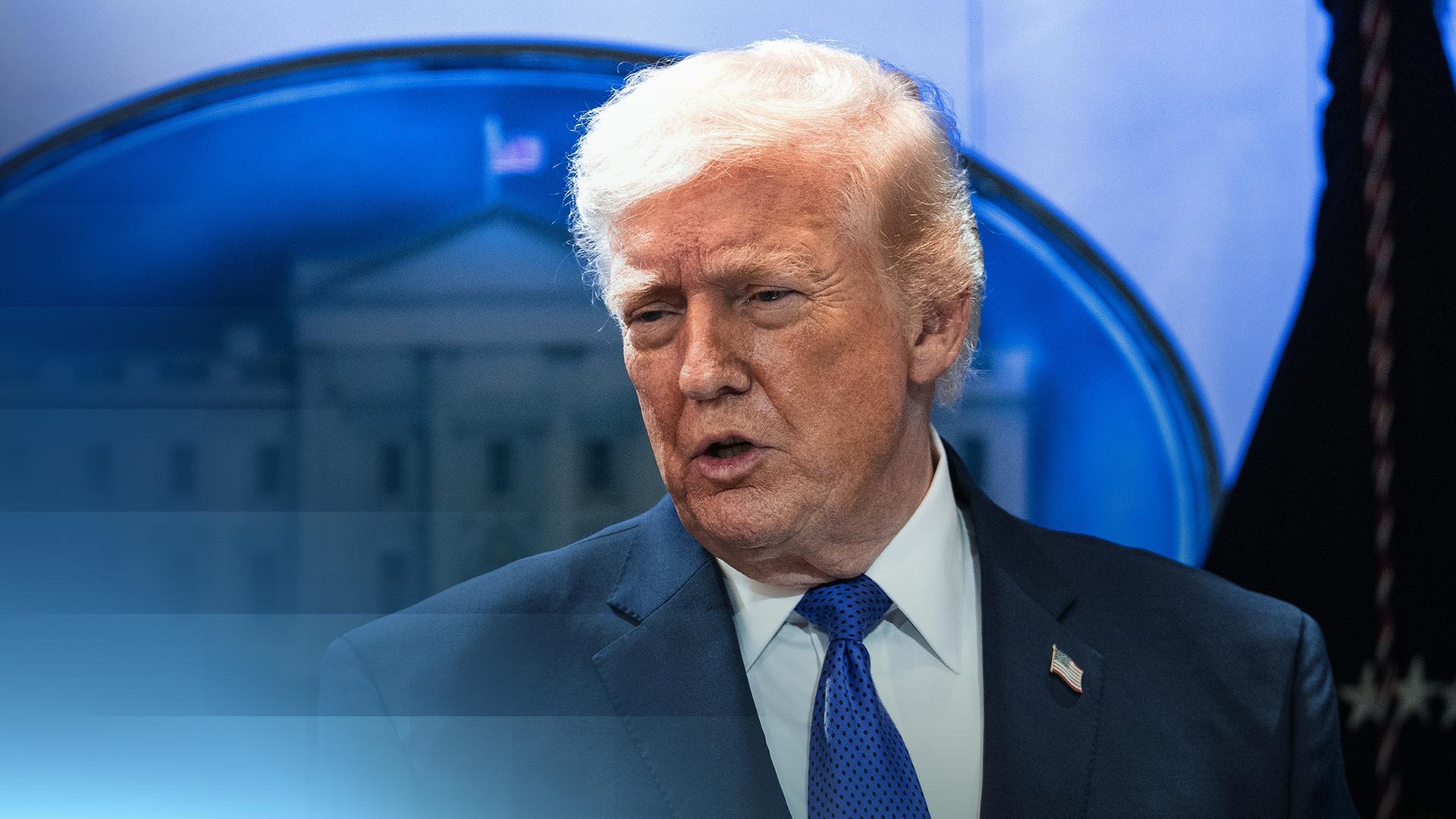 Der US-Präsident Donald Trump im Anzug. Im Hintergund ist leicht das Weiße Haus zu erkennen
