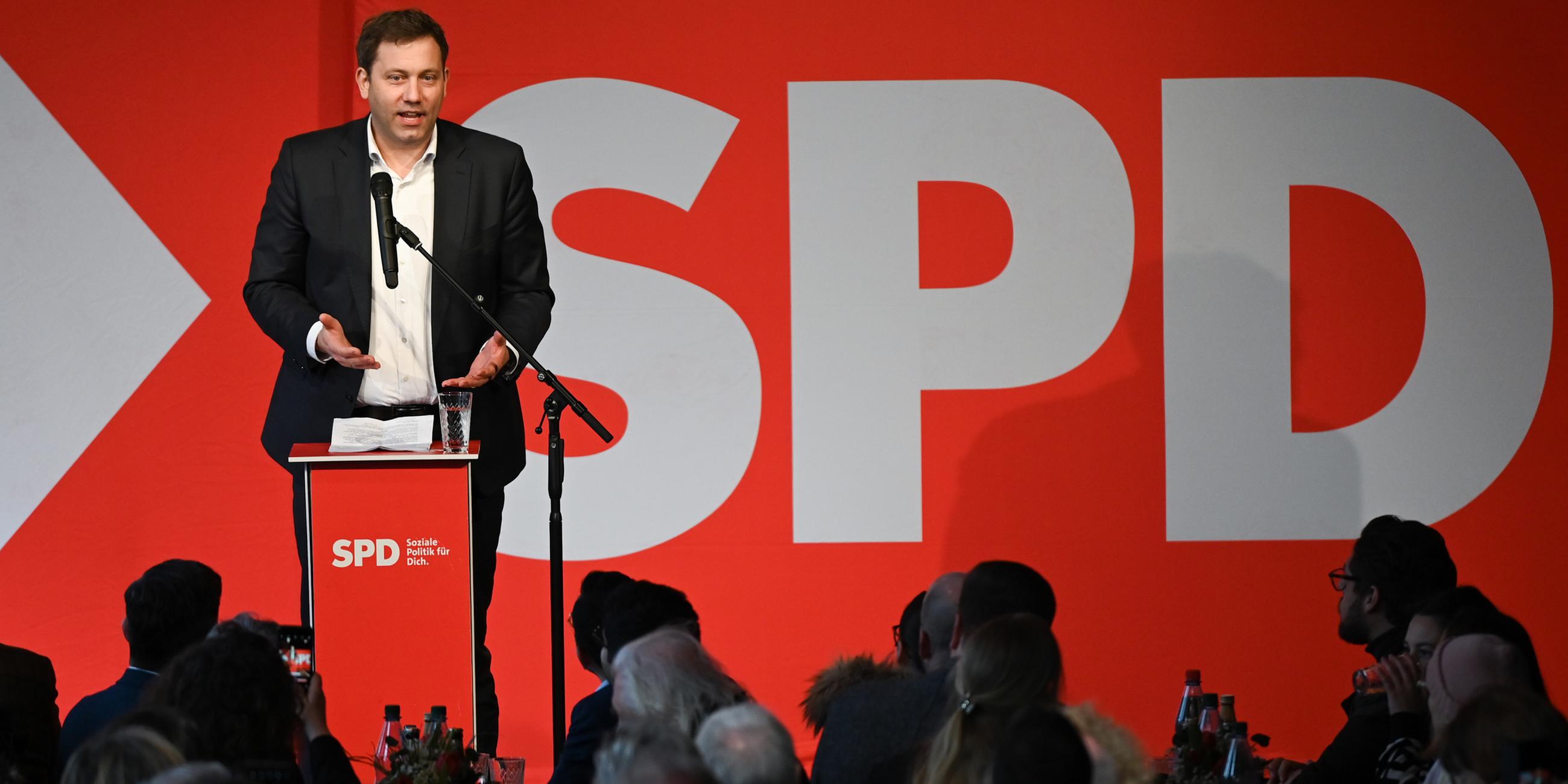 Lars Klingbeil, einer der beiden Bundesvorsitzenden der SPD, spricht auf der Veranstaltung der Frankfurter SPD am politischen Aschermittwoch. 