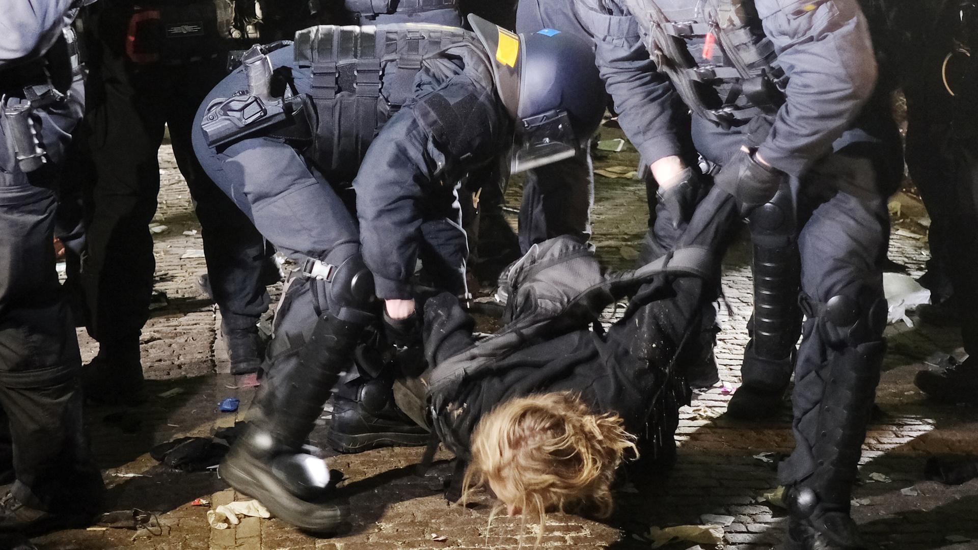 Ein Demonstrant wird von der Polizei in Gewahrsam genommen, aufgenommen am 04.06.2023