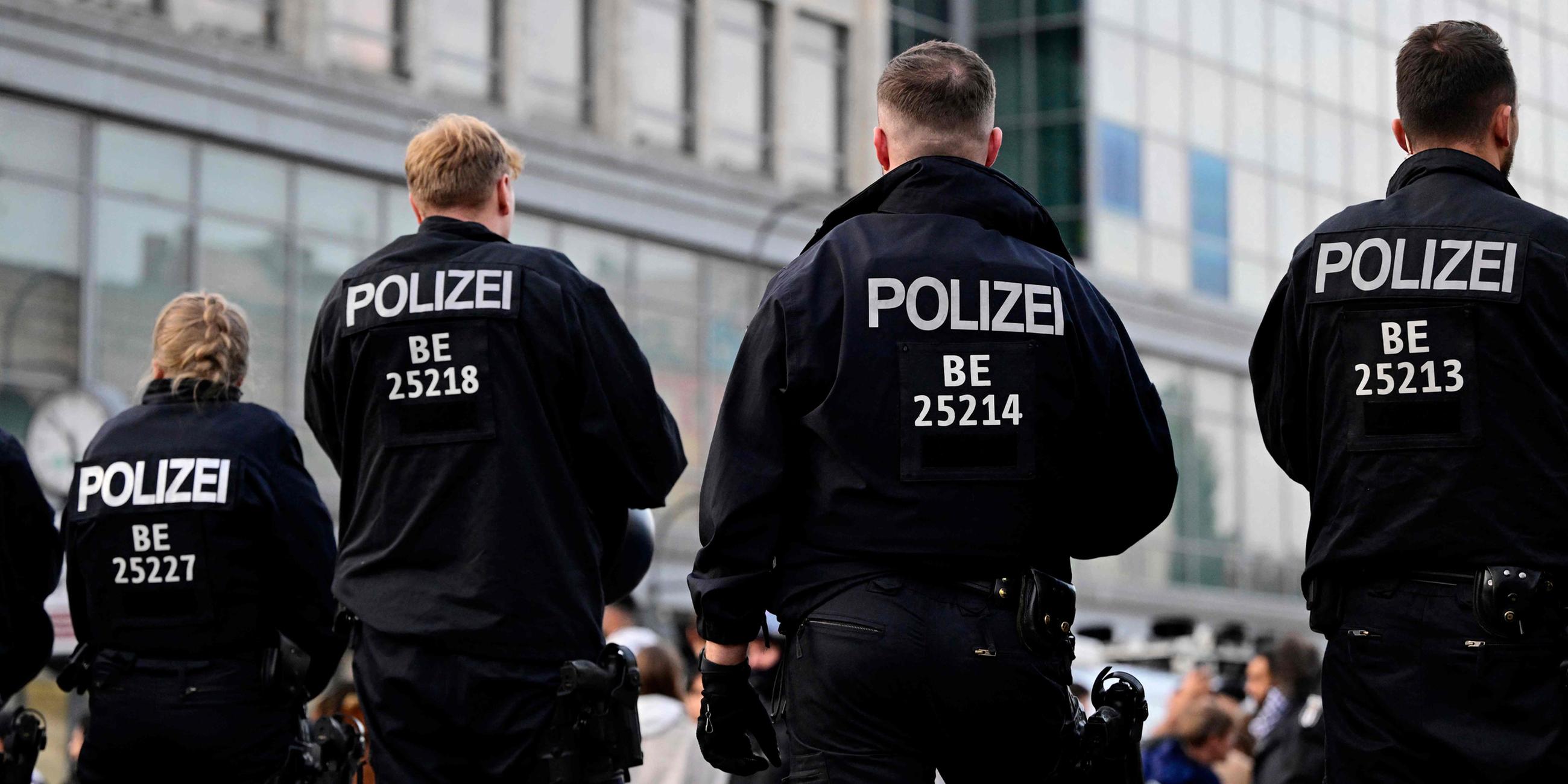 Beamte der Bereitschaftspolizei stehen am 11.10.2023 auf dem Herrmannplatz in Berlin Wache.