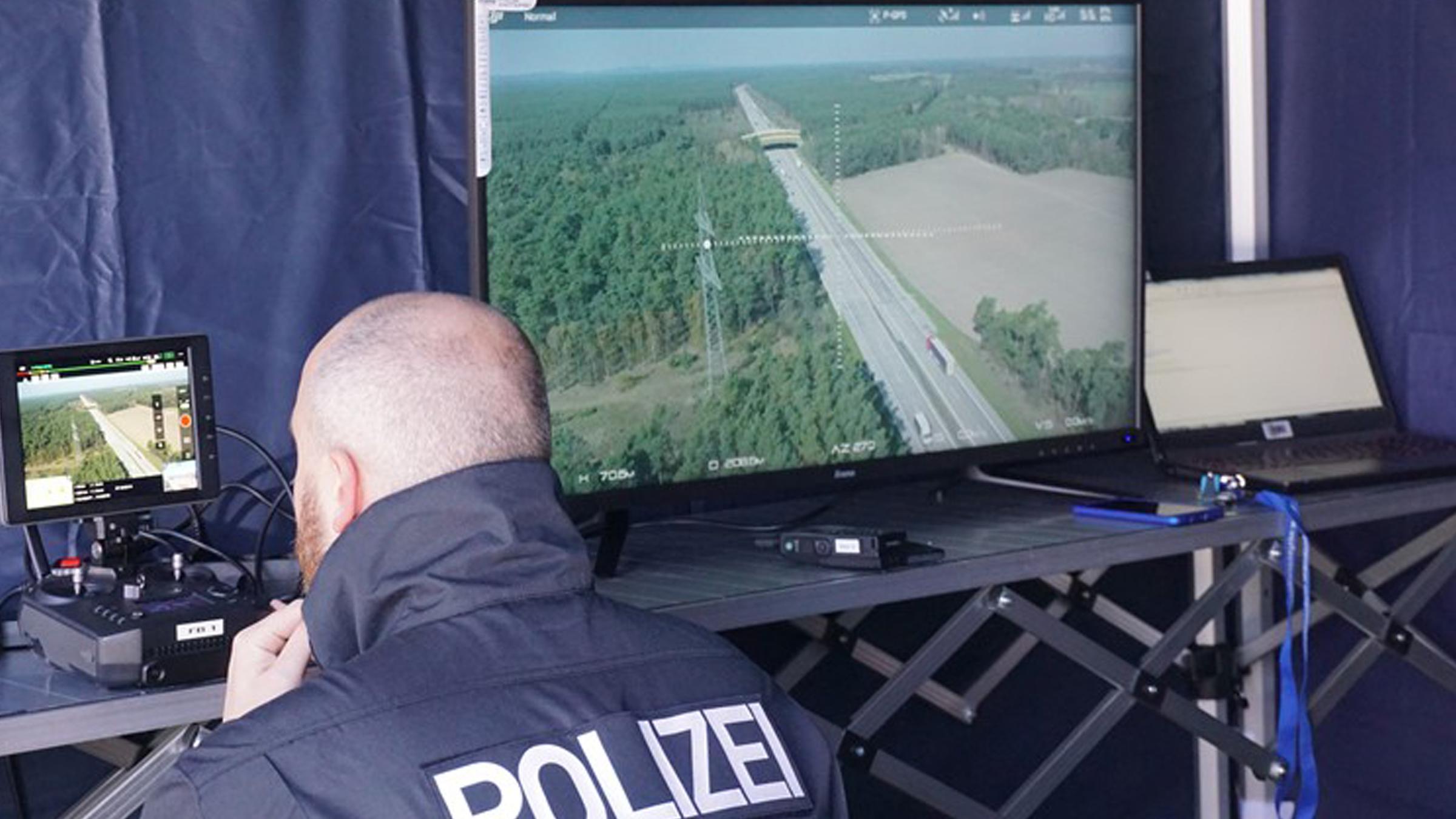 Blitzer auf der Autobahn: Polizei kontrolliert Geschwindigkeit bei Pkw und  Lkw auf der A12 mit neuem Gerät