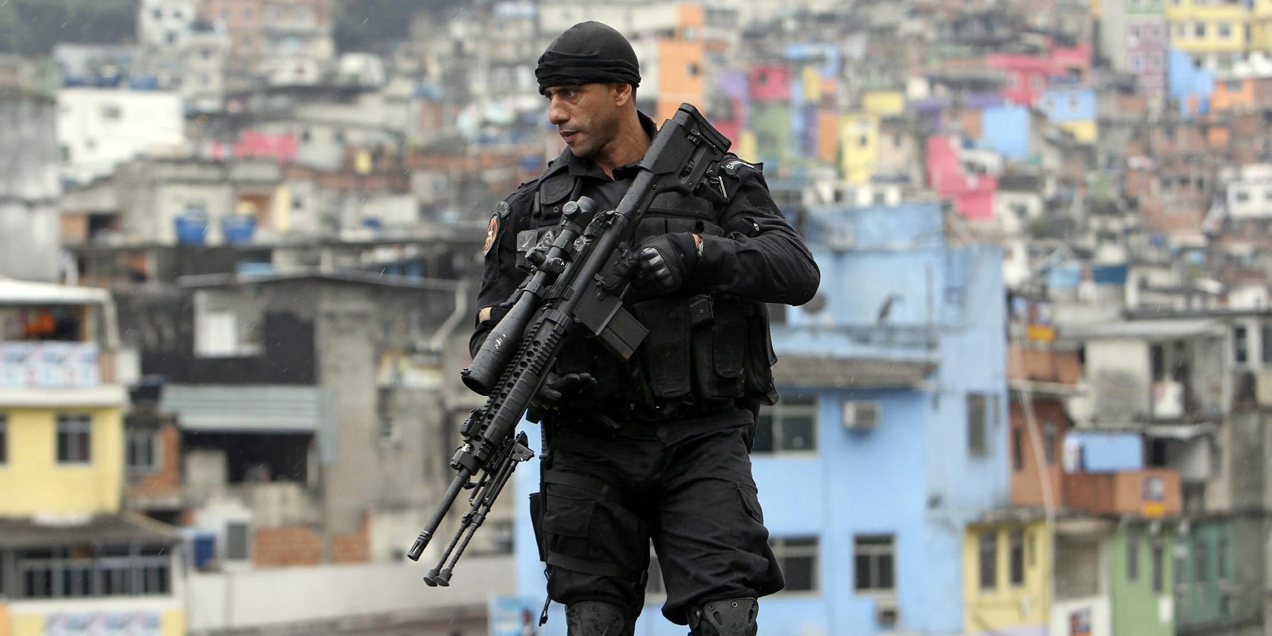Ein Polizist in Brasilien