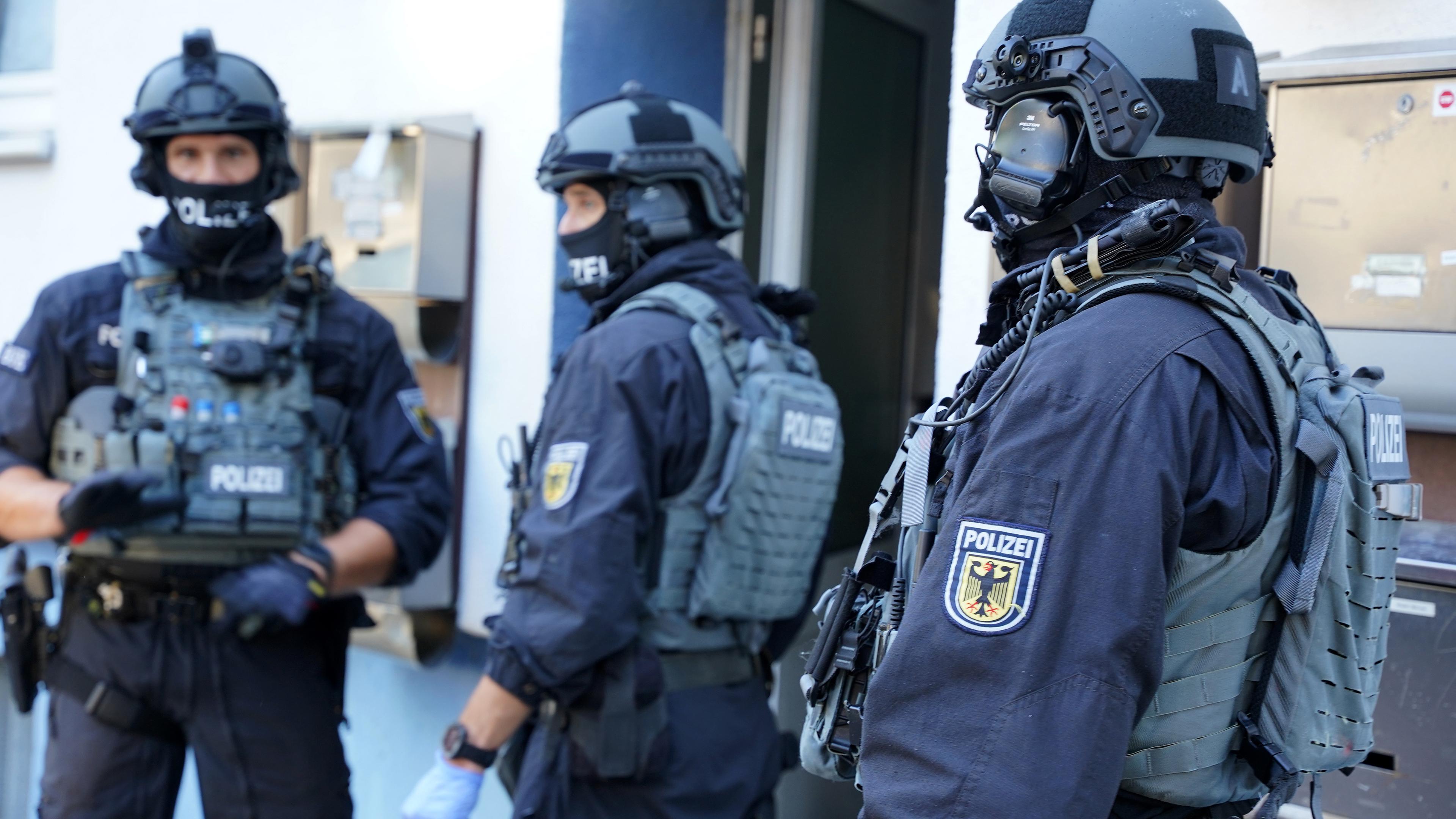 Polizisten bei Durchsuchungen, aufgenommen am 05.07.2022 in Osnabrück