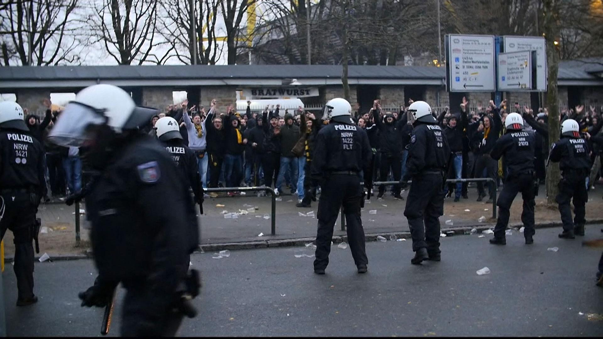 Polizisten stehen vor Fußballfans am Dortmunder Stadion