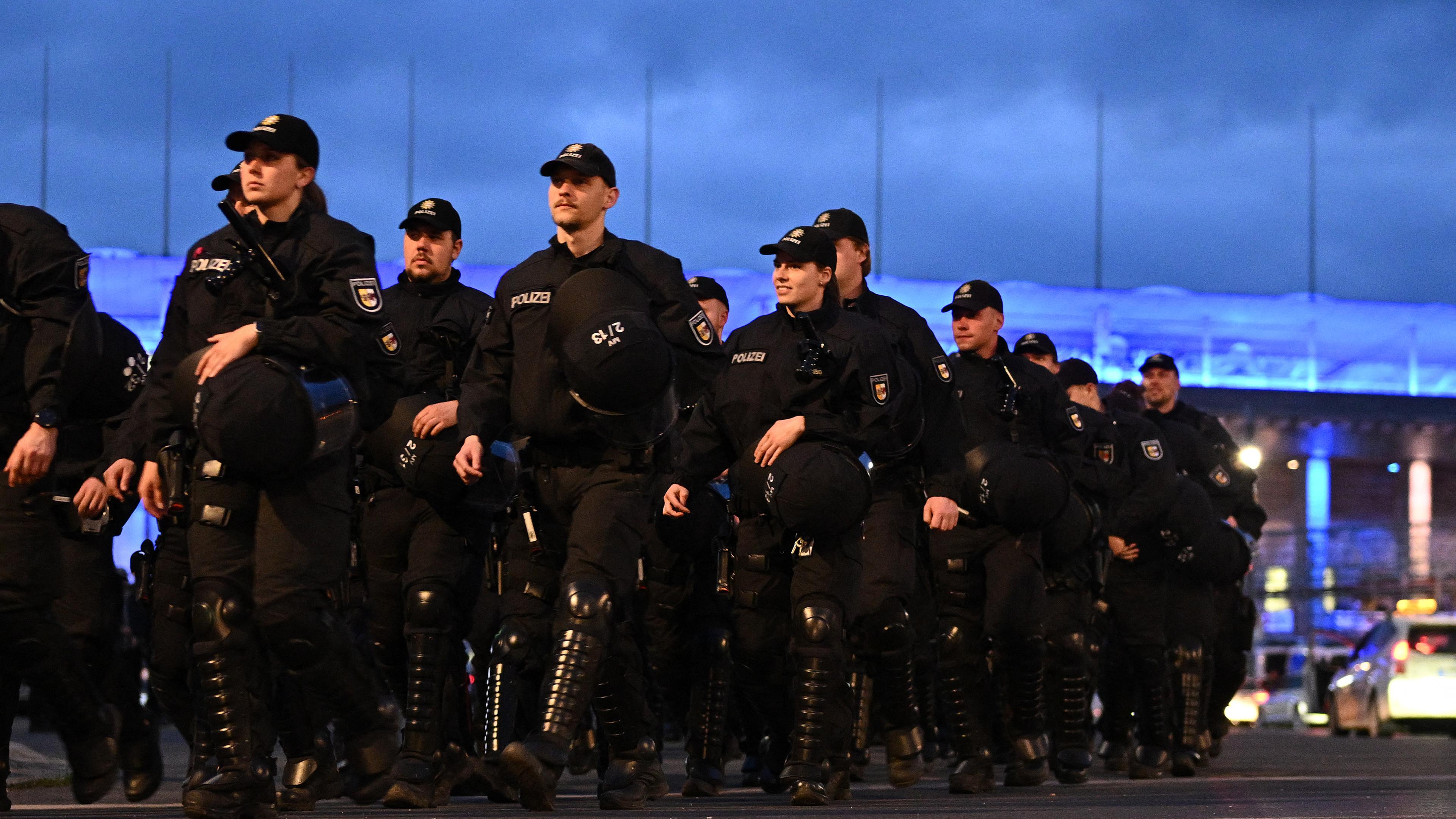 Polizisten laufen vor dem Berliner Olympiastadion.