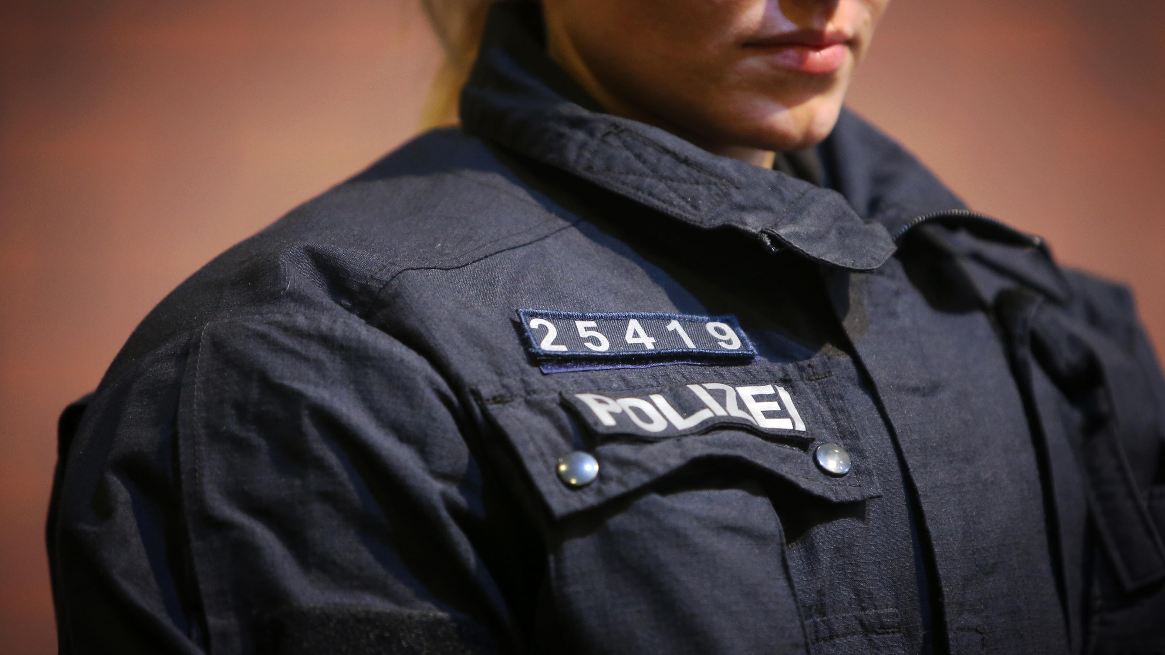 Rheinland-Pfalz, Mainz: Eine Polizeibeamtin trägt auf dem Gelände der Bereitschaftspolizei an ihrer Brust eine Personen-Kennziffer. Archivbild
