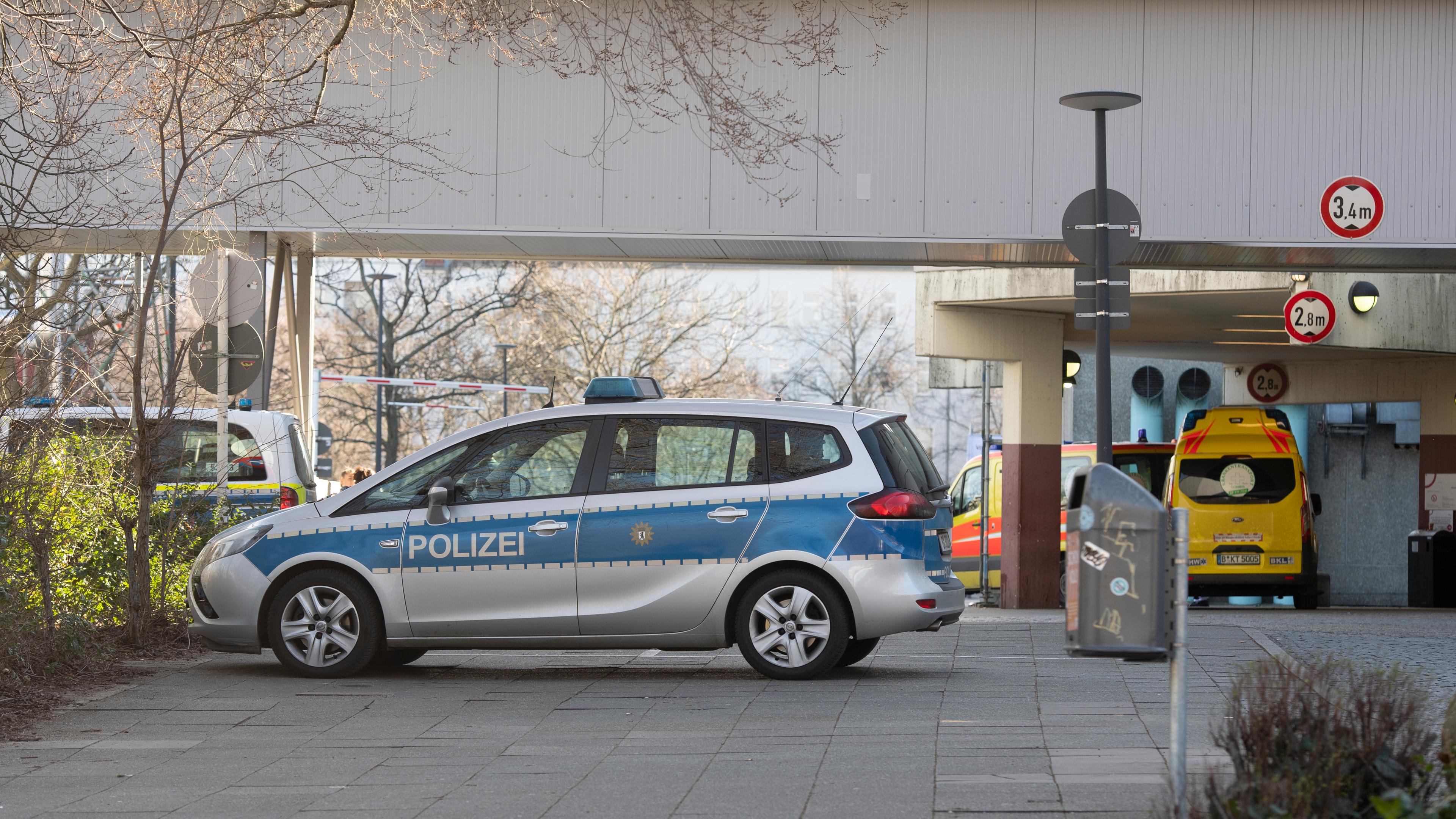 Ein Polizeiauto bewacht eine Zufahrt zur Rettungsstelle am Urban-Krankenhaus in Berlin-Kreuzberg.