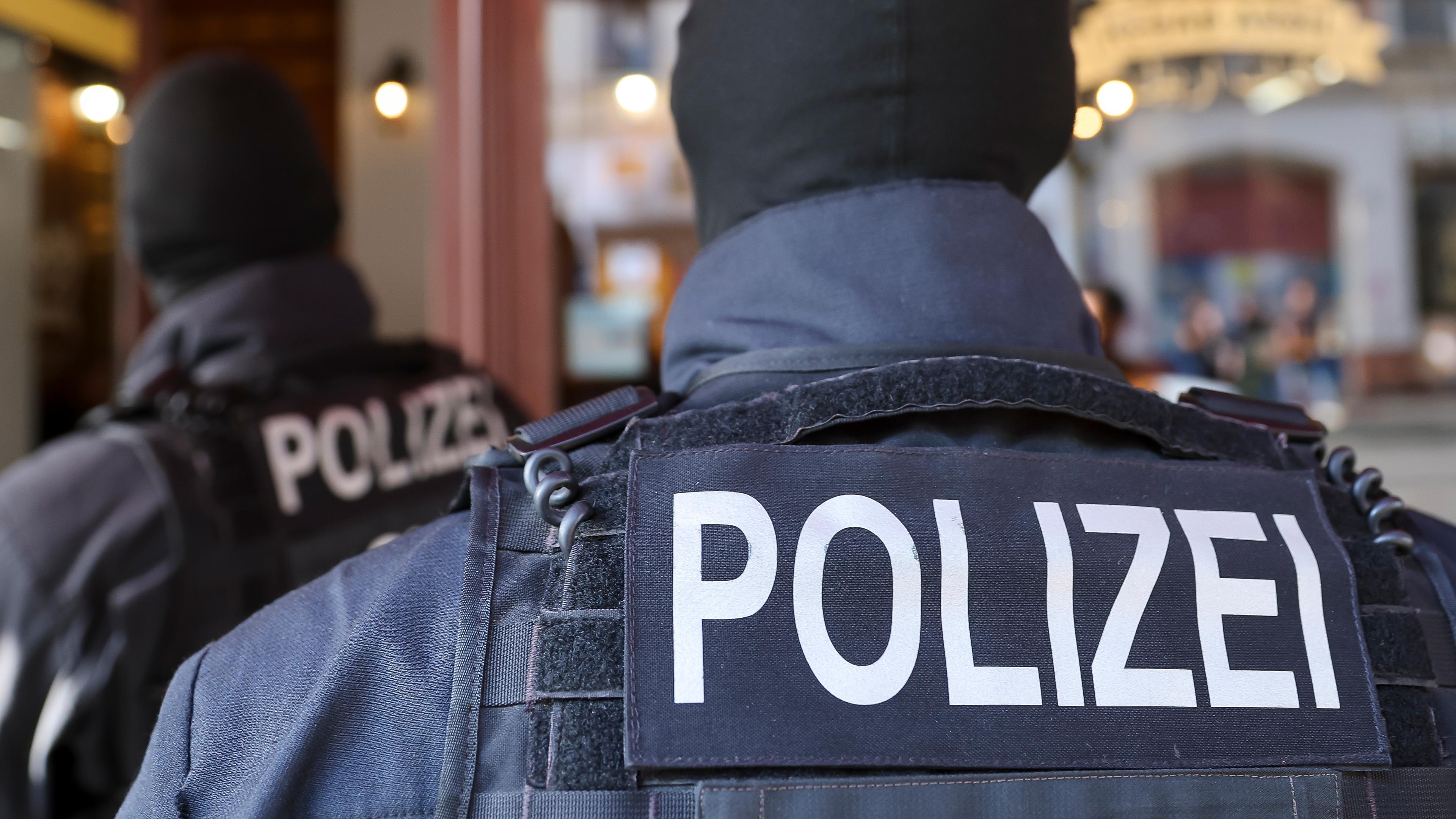 Polizeibeamte führen eine Razzia durch, aufgenommen am 09.06.2022