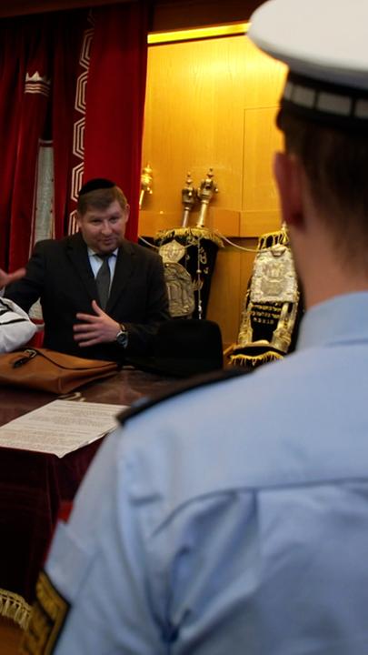 Polizeirabbiner Moshe Flomenmann klärt angehende Polizisten über das Judentuma auf