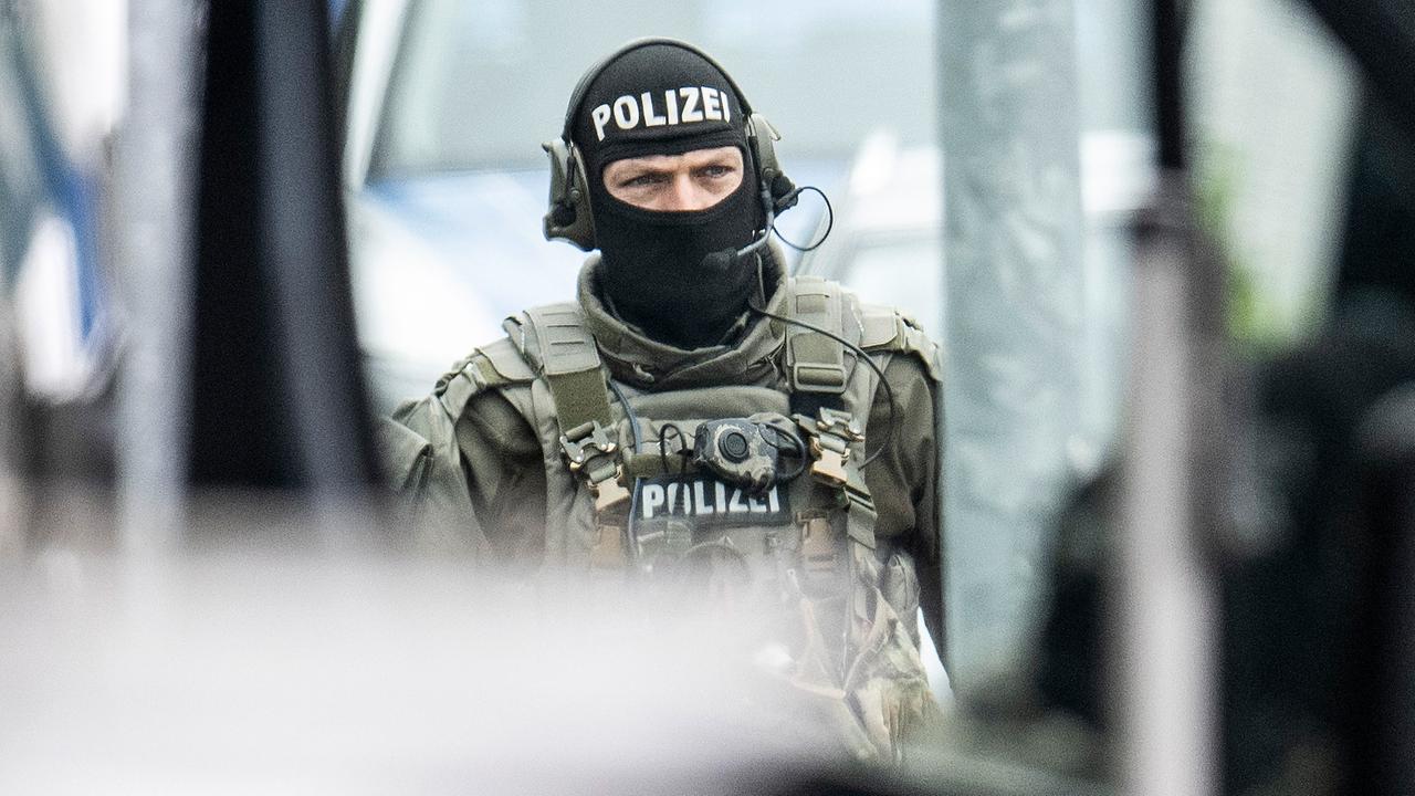 Beamte eines SEK der Polizei agieren an einem Wohnhaus, aufgenommen am 23.05.2023