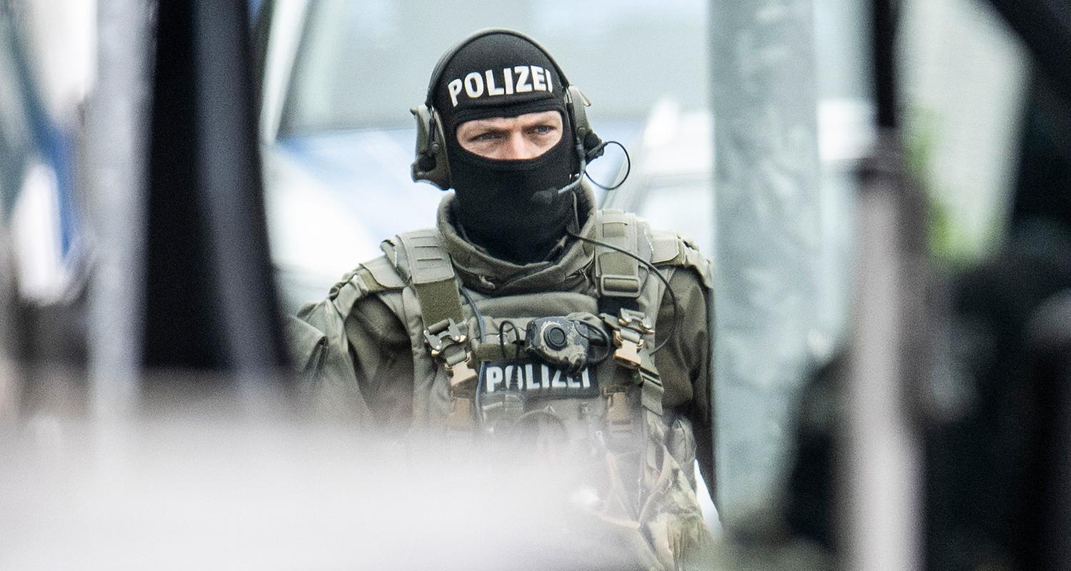 Beamte eines SEK der Polizei agieren an einem Wohnhaus, aufgenommen am 23.05.2023
