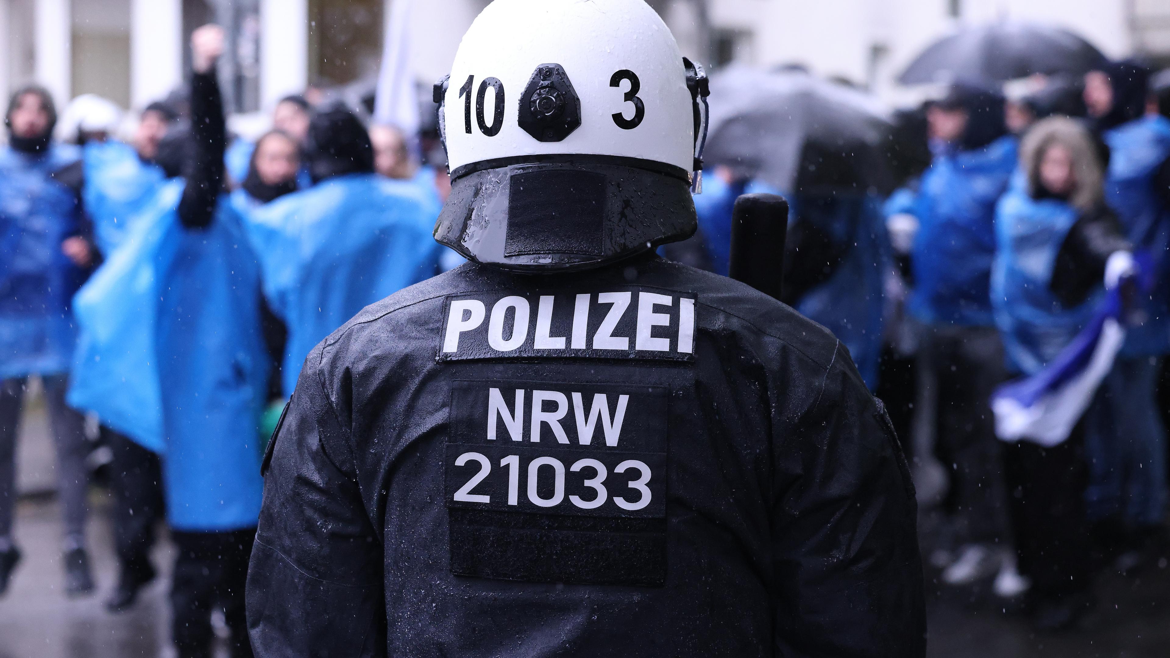 Ein Polizist bei einer Übung für die EM in Wuppertal